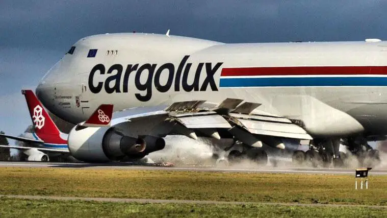 Товарен 747 загуби стойка от колесника си при аварийно кацане