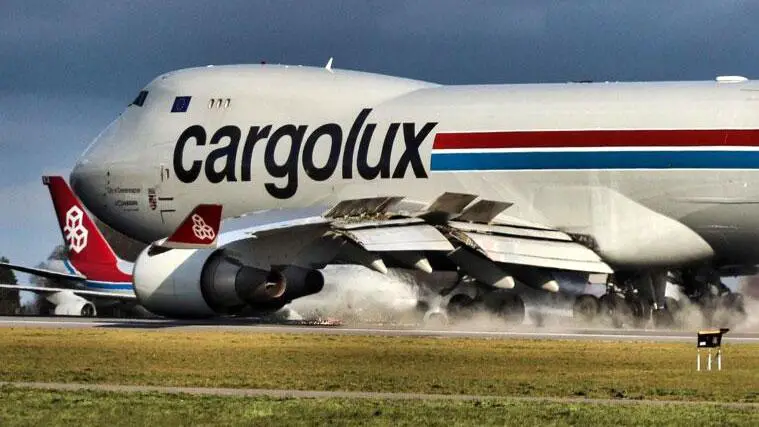 Товарен 747 загуби стойка от колесника си при аварийно кацане Товарен 747 загуби стойка от колесника си при аварийно кацане