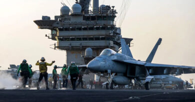 Изтребител F/A-18 падна зад борда на американски самолетоносач при рязка маневра