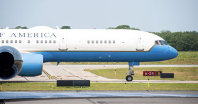 Air Force 2 кацна на летище Париж Льо Бурже, за да зареди гориво по пътя си към Пакистан