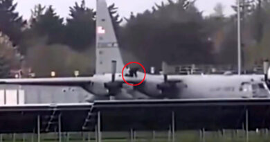 Мъж се качи на американски военен самолет в Ирландия и го атакува с брадва